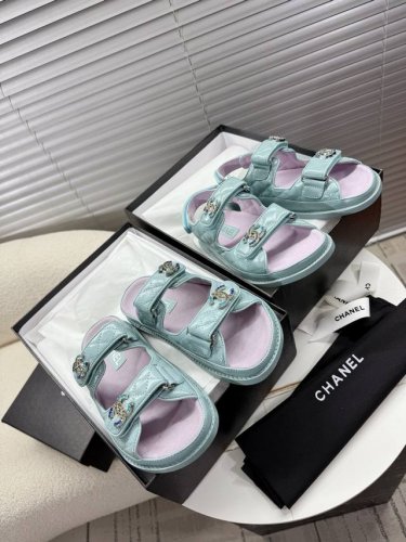 chanel~~沙滩鞋~~经典凉鞋，百搭M多裙子 裤子，网红搭配不同颜色袜子穿也超级洋气 看似简单的凉鞋却历经多月M次调试改模，鞋型中底工艺都是正品级别 实物比
