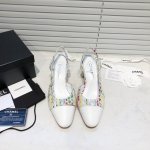 Chane+L 经典slingback 小香后空凉鞋 就像coco香奈儿女士说的：流行稍纵即逝，但风格永存！四这双后空鞋就是香家经典中的经典！双色搭配，简约精致