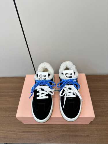缪缪miumiu 2024ss 羊羔毛休闲运动鞋 新款休闲鞋厚底小白鞋 少女味一足，能把休闲鞋打造的如此甜美，只有M才能做到了，上脚气场一足，随意搭配，长裙，短