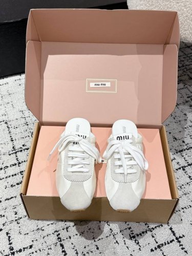 代购级 Miu Miu 25Ss早春新款德训包头拖鞋 官网同步高版本 原版牛皮面料搭配精致芽边 每一寸皮质都透着低调的奢华感 穿上就是 不刻意的高级 可调节绑带