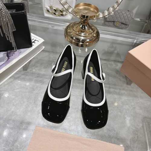 出厂 Miu Miu 缪缪24新款拼色单鞋鞋型圆润秀气 一点也不笨重 上脚超舒服 无论是短裤 短裙 都能搭配出不一样的风格 它的颜色搭配 设计 都非常好看显的鞋