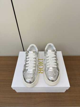 Dior迪奥新款发泡底厚底休闲鞋 太古汇RMB8230购入开发 这款Dior Star运动鞋延续经久不衰的轮廓，采用牛皮革精心制作，所以上脚会特别的舒服哦 饰以 - 点击图像关闭