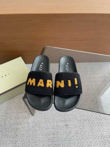 Marni 夏季新款 情侣鞋 凉拖鞋 夏天该有的气息 一字拖必备单品百搭款谁穿谁美，夏日最耀眼超完美的细节 绝不辜负你们的期待！鞋面 进口羊毛 跟高平底 鞋底