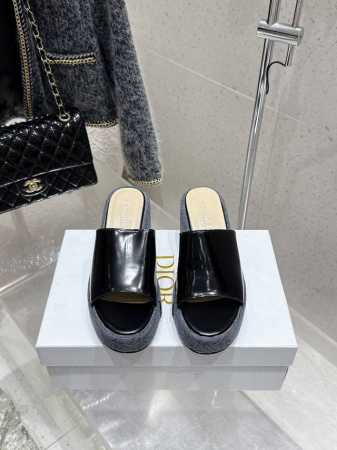 出厂 25Ss春夏新款Dior 迪奥D-Attitude 坡跟凉拖鞋交叉扣带防水台拖鞋 这款 Attitude Dior坡跟凉拖是二零二四冬季成衣系列新品，从复 - 点击图像关闭
