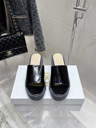 出厂 25Ss春夏新款Dior 迪奥D-Attitude 坡跟凉拖鞋交叉扣带防水台拖鞋 这款 Attitude Dior坡跟凉拖是二零二四冬季成衣系列新品，从复
