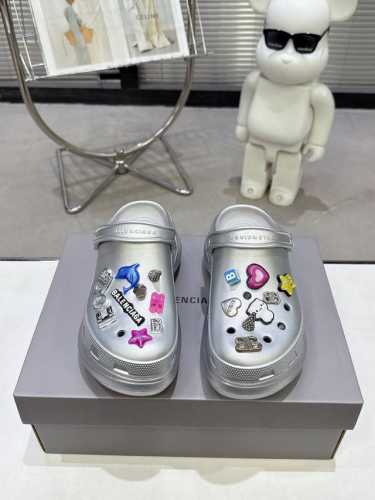 巴黎世家 X Crocs 的 洞洞鞋 Balenciaga 情侣款增高洞洞鞋 鞋面的Diy搭配真的很帅气 上脚特别轻便 码数35-39