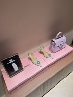 2025早春＆ 烫钻蕾丝花边高跟凉鞋绝美公主鞋，没有之一对这种bingbing的事物永远没有抵抗力跟姐妹各来一双，出门不要太抢眼哦，气质满满全新水晶钻扣，非常期