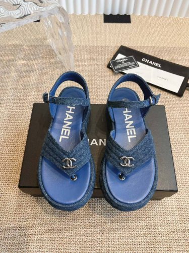 Chanel 25S 小香春夏新款火爆厚底休闲凉鞋 非常火爆 非常难买的一款鞋全网最火的厚底凉鞋可想而知小香控不可错过的 颜值与舒适并存的 简约百搭厚底增高超级
