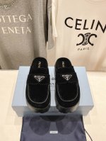高版本出厂 PRADA*普拉达2025ss春夏专柜新品。厚底半包拖鞋半托～帅气百搭，时尚感满满！上脚超级舒适，非常好驾驭一款鞋子。HK原版购入，1:1完美复刻，
