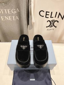 高版本出厂 PRADA*普拉达2025ss春夏专柜新品。厚底半包拖鞋半托～帅气百搭，时尚感满满！上脚超级舒适，非常好驾驭一款鞋子。HK原版购入，1:1完美复刻，