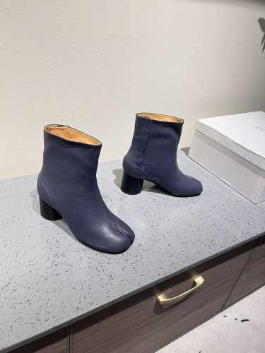 Maisonmargiela MM6马吉拉经典分趾靴系列！ 代购版本！辨识度极高，舒适度满分，不会过时的决绝子单品； 搭配各种风格都可轻松驾驭 小短腿的福音 上