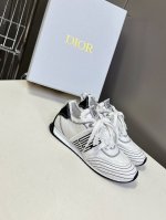 Dior迪奥春夏走秀款涂鸦素描德训鞋 阿甘鞋 太古汇Rmb11600购入开发 25Ss春夏秀场出镜率最高的单品 这双鞋改变了之前印象中的阿甘鞋单一的设计风格 保
