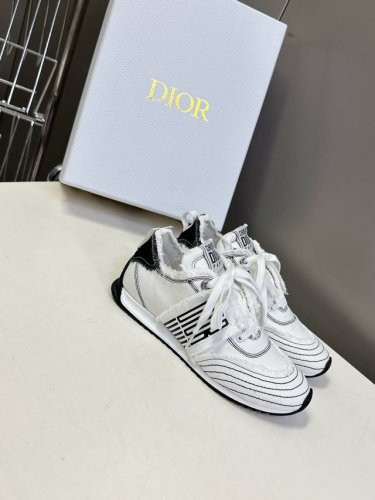 Dior迪奥春夏走秀款涂鸦素描德训鞋 阿甘鞋 太古汇Rmb11600购入开发 25Ss春夏秀场出镜率最高的单品 这双鞋改变了之前印象中的阿甘鞋单一的设计风格 保