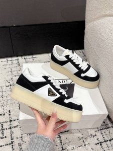 Prada 普拉达 25 最新Downtown Bold系列 厚底 三角标 休闲 小白鞋运动风设计搭配精致细节。采用穿孔皮革打造，个性的厚底呈现别具一格的现代风