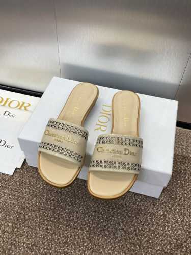 工厂P价P P380 迪奥 Dior 2025 春夏新款 D-Lane 果冻色镂空粗跟女鞋 Cd字母Logo五金扣低跟圆头露趾凉拖鞋 市面顶级版本 材质:鞋面进