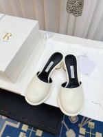 小众潮牌The Row法式简易圆头跟拖鞋 复古气质女王 整个鞋型简约大气，很干净利落又好搭配！日常穿搭、约会聚会等也能轻松驾驭！ 鞋面：采用进口牛油皮 内里：羊