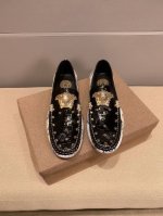 versace 范思哲 官方旗舰店新款，米兰官方男时装周走秀款，进口牛皮面+金钉制作，超软质感，吸汗透气 ，鞋身马头像高级规则代表高级工艺标志，低调大方，上脚效