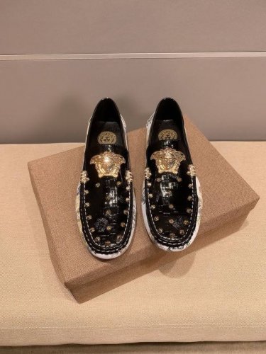 versace 范思哲 官方旗舰店新款，米兰官方男时装周走秀款，进口牛皮面+金钉制作，超软质感，吸汗透气 ，鞋身马头像高级规则代表高级工艺标志，低调大方，上脚效