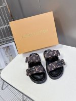 Lv 路易威登春夏最新情侣款拖鞋硬货上新 Bs代购级别！高级感十足！国内外博主刷爆的一款，复古又时髦 上脚美炸了！官网主推款★ T 鞋面：原版小牛皮5D印花工艺