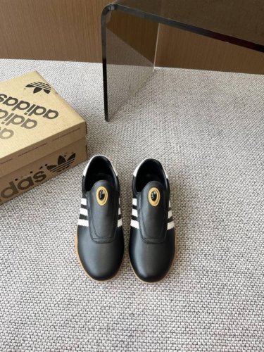 Adidas 阿迪达斯 25Ss春夏新款 跆拳道鞋 休闲鞋 简直就是球鞋界的“流量收割机”搭配阿迪达斯三条纹元素 这种配色真的爱了 舒适百搭为主打 瞬间让你的穿