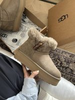 橙子出厂价 UGG 一粒牛角扣厚底雪地靴短靴 鞋面材质：严选隆丰羊皮毛一体，质感细腻，亲肤透气。 鞋口设计：巧思设计，品质工艺，牛角扣和高弹力封口巧妙组合，时髦