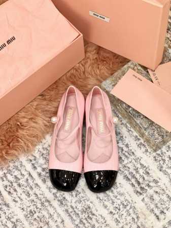 Miu Miu 缪缪 25 早春新品 专柜主打最新走秀款 珍珠扣复古玛丽珍粗跟单鞋火爆上新！ 缪家高货 顶级工艺打造精品质感 超级减龄鞋面：顶级头层小牛漆皮 内 - 点击图像关闭