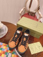 女款 男款10 蜗牛上新 Arrival Gucci tennis 1977 经典系列帆布鞋 火爆推荐款，G+1977×Disney 合系作列 GG帆布成制融品