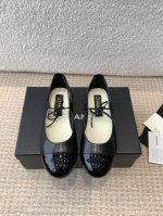 P380Chanel小香 25Ss 春夏鞋头电绣双C Logo点缀，宛如女神脖子上的项链，上脚包裹性非常好，上脚跟显瘦，真的是超级精致！ 复古的玛丽珍太对味了，
