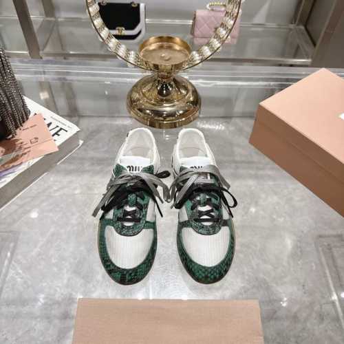 出厂 所见即所得独家首发Miumiu缪缪时装周Miu Miu 2025春夏系列秀场这双运动鞋引起关注，Miu Miu 与 New Balance 合作系列无疑是