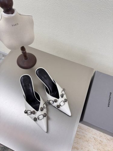 balenciag 中跟铆钉尖头拖鞋 白色 面料 牛油皮 内里 小羊皮 铆钉装饰 巴黎世家 经典设计 顶级版本 全部对版材料 继续着Demna式的对主流华丽时尚