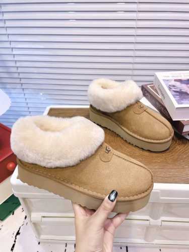 UGG P: 女款Size：35-40 UGG上新：新款塔次特 秋冬街边感 随手拍 懒人一脚蹬雪地靴 厚底增高系列短筒鞋一秒秋冬氛围感来了 超模们的选择 极简每