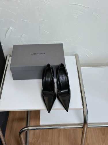 400 Prad*24S巴黎时装周春夏新品 明星同款尖头高跟鞋 普拉*达女王专属 名媛望族必备单品 面料采用进口开边珠牛皮 内里踮脚均为羊皮 意大利进口牛皮大底