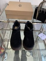 UGG 周冬雨明星同款 时尚厚底人鱼坡跟款 短靴休闲雪地靴 特秀气显高显瘦显腿长 给秋日叠穿增添小心机 巨轻上脚如履平地 巨巨巨好穿 绝对是今年的黑马之一 码数
