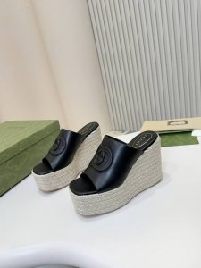 gucci坡跟拖鞋｜12Cm黄金比例显腿长神器！牛皮+立体双G太高级了 姐妹们！这双Gucci坡跟拖真是我今夏的本命鞋！牛皮面料柔软到哭，立体双G字母一整个高级