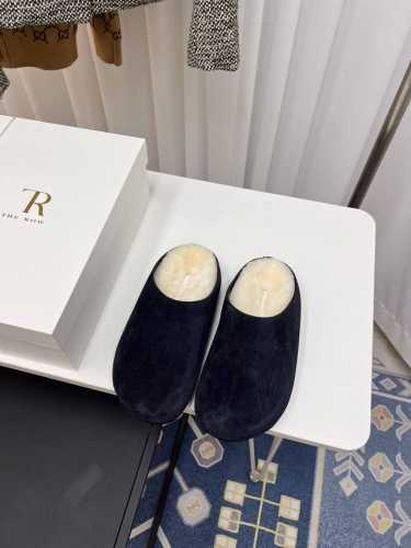 高品质出厂 The Row 24ss 秋冬新款复古大头包头拖 勃肯羊毛拖 第一眼看到这个鞋子感觉不起眼，没有过多的装饰很简单 但带有点复古味呆萌可爱随意搭配都好