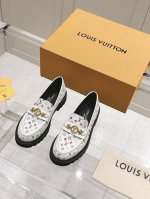 乐福490 225 Lv 路易威登专柜最新老花牛皮厚底乐福鞋系列！代购级上新 这款松糕厚底系列今年非常爆，穿上增高效果，和时尚的引领绝对的Yyds！ 面料：进口
