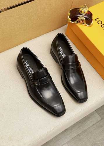 商品商标：LOUIS VUITTON 路易威登 休闲皮鞋 正码码数: 38-44 45.46订制 商品材料：精选 进口头层开边珠牛皮鞋面+奢华五金扣，进口头层牛