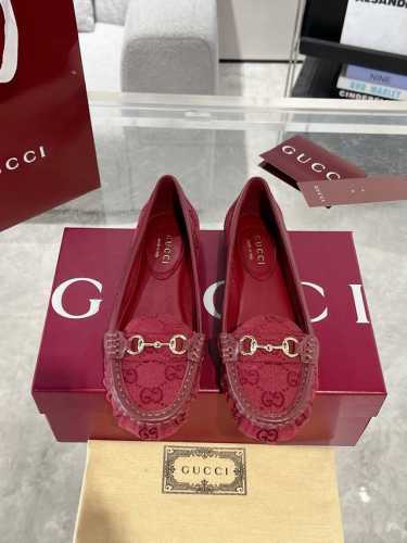 Gucci 饰马衔扣女士平底芭蕾鞋 衣橱必备单品优雅焕新。这款设计以优质迷你Gg绒面材质匠心打造，巧妙融合品牌经典传承与现代精致魅力。经典马衔扣细节以闪亮的银色