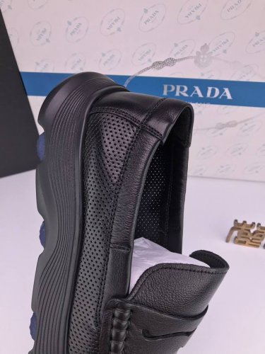 prad* 超轻减震底 超软小牛皮 功能鞋 超软头层小牛皮 色泽均匀 质感强烈，皮质柔软 韧性好 穿着舒适 功能底 柔软轻便 完美贴合脚掌 脚感极佳 真材实料