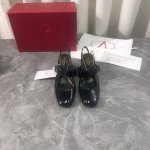 工厂p价p 顶级高端版本 代购品质 原版开发 Valentino 华伦天奴2025Ss新款爆款夏季方头粗跟凉拖鞋。V家新款全真皮外侧金属金色V扣子装饰抢手大爆款