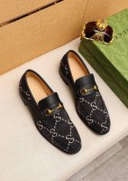 商品商标：GUCCI 古驰 休闲皮鞋 正码码数: 38-44 45.46.47订制 商品材料：精选 进口头层布料鞋面+原版五金扣，进口牛皮内里。强烈立体视觉效果