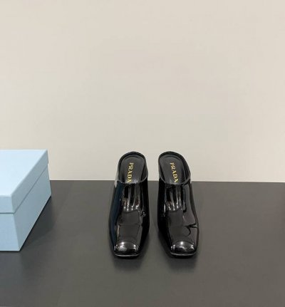 prada 原版开发代购级 普拉达最新 高跟方头 半拖款 简单的设计大概就是让它最让人喜欢的点 不是烂大街的那种 很有自己的品牌个性 鞋面：进口小牛漆皮 内里：