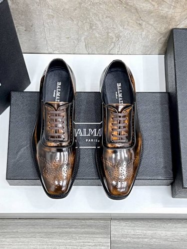 balmain 巴尔曼新款男士皮鞋 面料采用进口原版牛皮 车缝线工艺打造 全进口胎牛皮 看得见的质感 重工车线 标配Logo牛皮垫脚 大牌体验 上脚柔软舒适 男