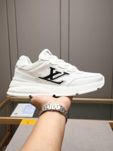 路易 L家驴牌 厚底 休闲 运动鞋 以光滑牛皮革塑造考究设计 可轻松融入各式造型 瞩目 Lv 字母标注鞋侧 轻盈橡胶外底点缀 Vuitton 标识 底厚 4Cm