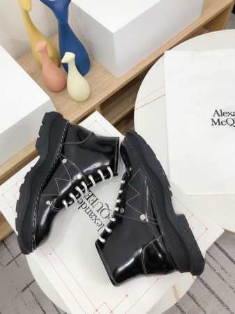 Alexander McQueen 顶级版 代购版本 网红粉迷款、小红书种草款、明星打call款 热度不用再说了，万人迷百搭爆款 细节定制高端货，原版1比1复刻 - 点击图像关闭