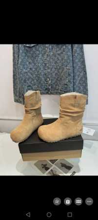 出厂价 ugg.今年真的鲨疯了 堆堆勃肯褶皱短靴 韩版复古软fufu雪地靴 被可爱到了 泰乖了 内里羊毛材质保暖 靴筒堆堆褶皱显瘦+1 size：35-40 - 点击图像关闭