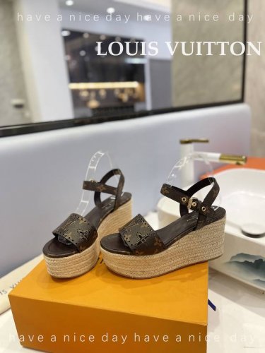 出厂 Loui& Vuitto&路易威登 法国代购新款驴牌 春夏首选 香港原版购入一比一开模 今年的款式比去年增加激光元素 显得更为大牌 皮面款采用原版小牛皮