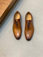 Berluti 布鲁提高端真皮大底正装皮鞋，采用进口牛皮鞋面 柔软有型，手工改色工艺，低调奢华气质，舒适透气版型，小牛皮真皮垫脚 进口真皮大底，彰显不凡态度 全