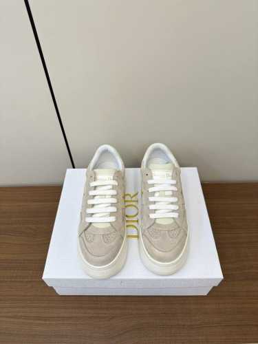 Dior迪奥新款发泡底厚底休闲鞋 太古汇RMB8230购入开发 这款Dior Star运动鞋延续经久不衰的轮廓，采用牛皮革精心制作，所以上脚会特别的舒服哦 饰以