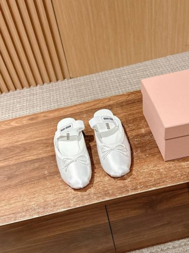 顶级品质 # 缪缪法式仙女芭蕾舞半拖 鞋头的蝴蝶结点缀是妙笔神功！不会喧宾夺主 但又为这双鞋增添了不少可爱少女感！ 大U口设计将脚踝线条修饰得好纤细让整个人看起